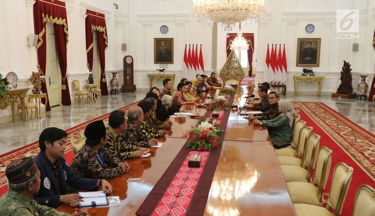 Suasana pertemuan Presiden Joko Widodo dengan keluarga korban pelanggaran Hak Asasi Manusia (HAM) atau yang dikenal sebagai massa Aksi Kamisan, di Istana Merdeka, Jakarta, Kamis (31/5). (Liputan6.com/Angga Yuniar)