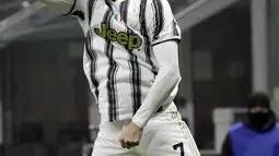 Stiker Juventus, Cristiano Ronaldo berselebrasi setelah mencetak gol penalti ke gawang Inter Milan pada laga leg pertama semifinal Coppa Italia di San Siro, Rabu (3/2/2021) dini hari WIB.  Juventus membuka peluang untuk lolos final Coppa Italia usai kalahkan Inter 2-1. (AP Photo/Luca Bruno)