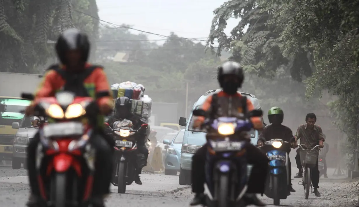 Akibat ketebalan debu yang beterbangan, jarak pandang antar kendaraan hanya sekitar 3 meter sehingga membahayakan pengguna jalan, Jakarta, Senin (24/11/2014). (Liputan6.com/Faizal Fanani)