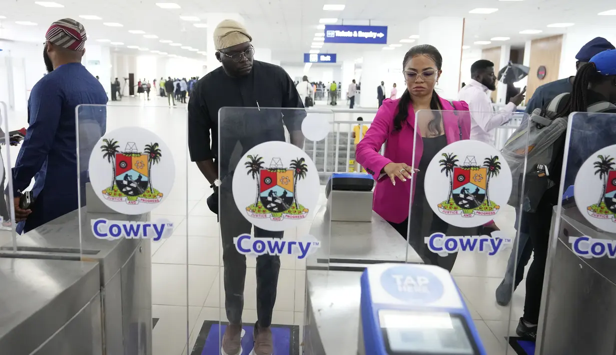 Layanan kereta metro yang telah lama ditunggu-tunggu pada hari Senin mulai beroperasi di Lagos untuk membantu memangkas waktu tempuh dan mempermudah perjalanan di pusat komersial Nigeria. (AP Photo/Sunday Alamba)