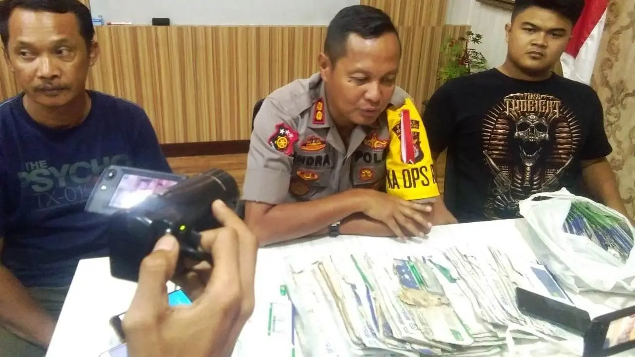 Kartu Indonesia Sehat tercecer di tempat sampah
