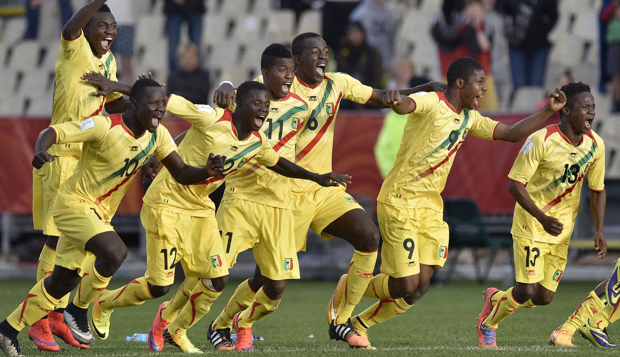 Selebrasi para pemain Mali setelah menang adu penalti atas Jerman dalam laga perempatfinal Piala Dunia U-20 2015 di Christchurch Stadium, Selandia Baru (14/6/2015). Kesuksesan Mali di ajang Piala Dunia U-20 ditandai dengan keberhasilan mereka menempati peringkat ketiga sebanyak 2 kali pada edisi 1999 dan 2015. Lawan terakhir yang dikalahkan Mali pada edisi 2015 di Selandia Baru adalah Senegal dengan skor 3-1. (AFP/Marty Melville)