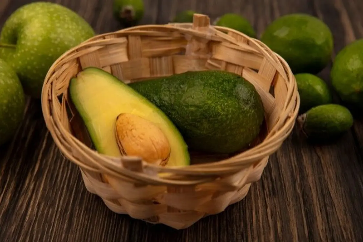 Buah Alpukat (Sumber: freepik.com/stockking)