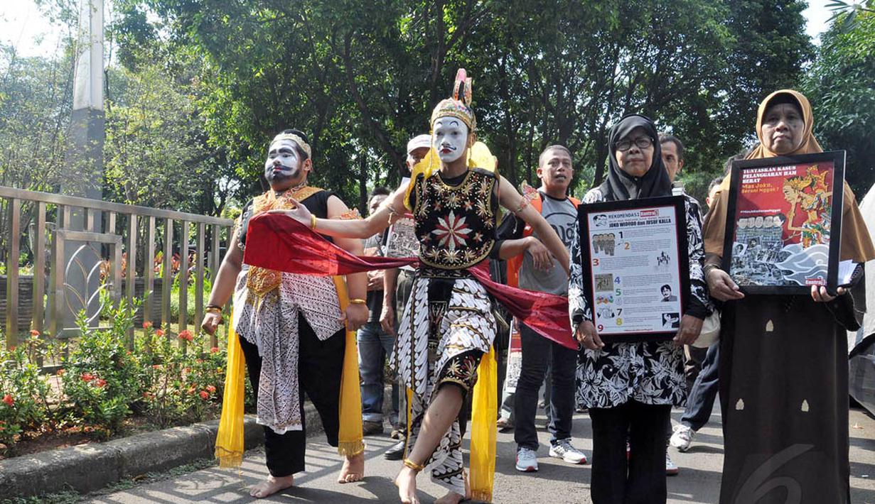 Belasan orang korban pelanggaran HAM, bersama KontraS mendatangi Rumah Transisi, Jakarta, Kamis (28/4/14). (Liputan6.com/Miftahul Hayat) 
