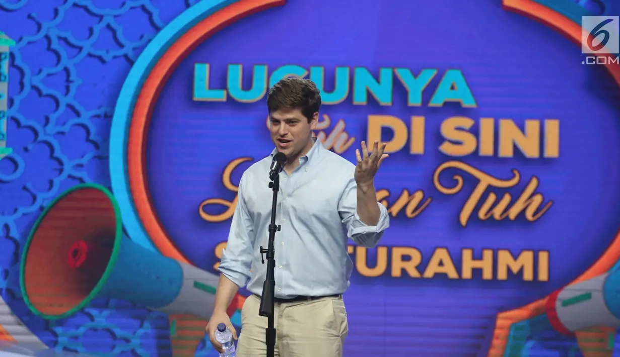 Mahasiswa Universitas Virginia memberikan sambutan saat berkunjung di Studio Indosiar, Daan Mogot, Jakarta, Kamis (31/5). Pada kunjungan tersebut mereka belajar bagaimana cara kerja di stasiun televisi. (Liputan6.com/Arya Manggala)