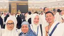 Tak hanya itu, pemilihan bahan yang ringan membuatnya tetap nyaman dikenakan dalam suhu yang cenderung hangat di Tanah Suci.   [@enzystoria]