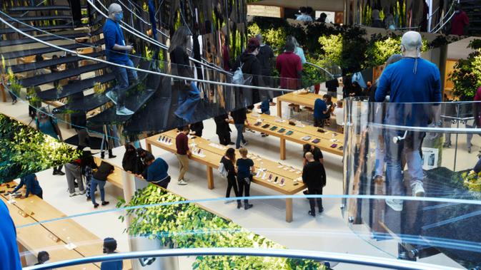 Penjualan perdana iPhone 13 di Apple Fifth Avenue, NYC. (Foto: Apple Newsroom)