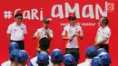 Pembalap MotoGP Dani Pedrosa (kedua kiri) didampingi Marc Marquez (kedua kanan) menyampaikan materi saat acara kampanye keselamatan berkendara di BSD, Tangsel (10/17).(Liputan6.com/Pool/Bon)