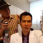 Sebagai dokter, Ryan Thamrin fokus menangani masalah seksologi dan kesehatan reproduksi. Hal ini ia pelajari saat menempuh pendidikan di Mahachulalong Kornrajavidyalaya University, Bangkok, Thailand. (Twitter.com/ryanthamrin)