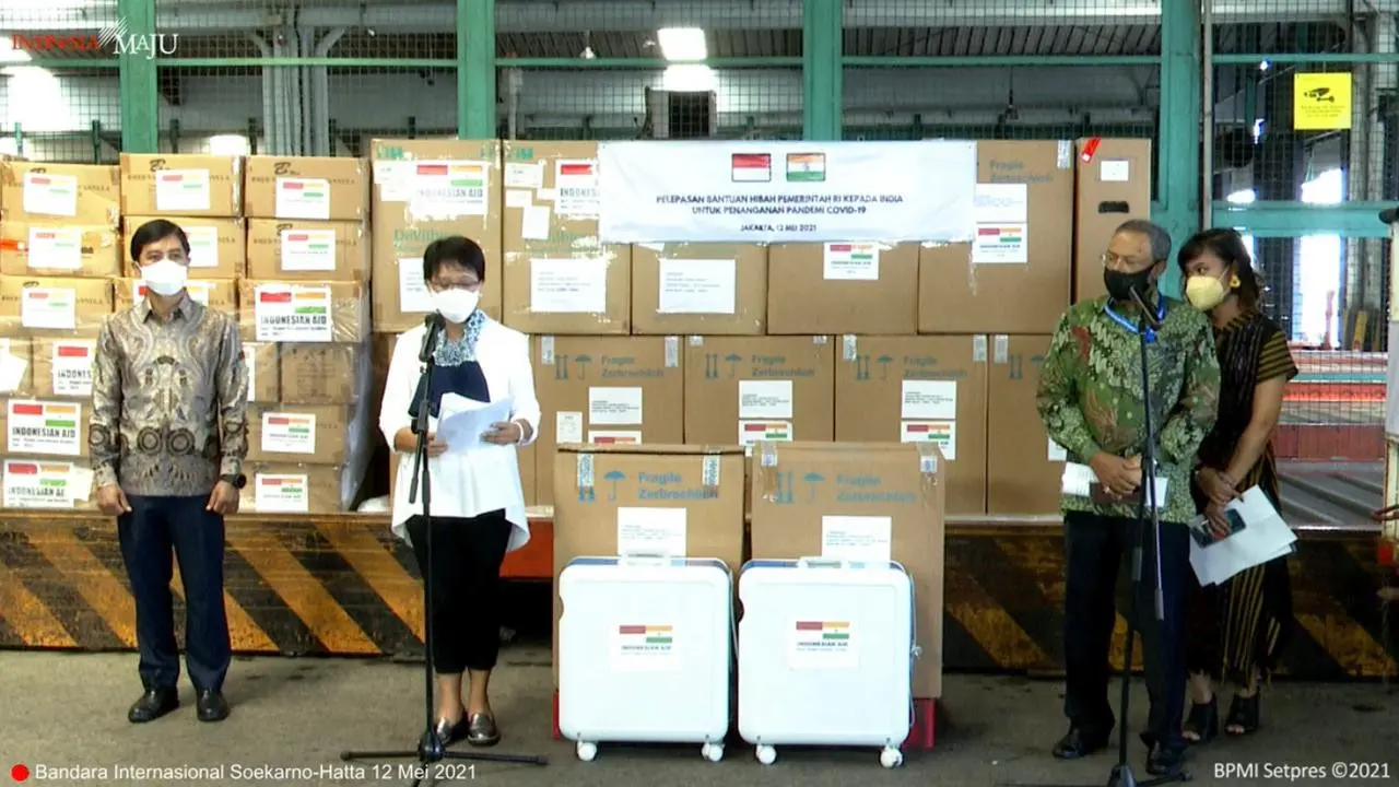 Acara pelepasan bantuan oksigen concentrator Indonesia untuk India yang dihadiri oleh Menteri Luar Negeri RI Retno Marsudi dan Duta Besar India untuk RI Manoj Kumar Bharti pada Rabu (12/5/2021). (Photo credit: laman Youtube Sekretariat Presiden RI)