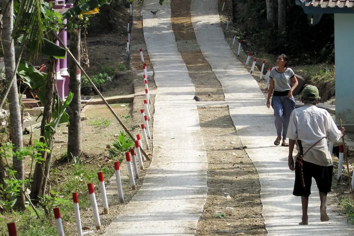 Jalan di pedesaan yang pembangunannya menggunakan dana desa. (Foto: Liputan6.com/Muhamad Ridlo)
