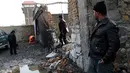 Sejumlah petugas melakukan investigasi di lokasi ledakan bom mobil di sebuah restoran Prancis di Kabul, Afganistan, Sabtu (2/1/2016). Akibatnya, dua orang tewas dan 15 lainnya luka-luka. (AFP PHOTO/Wakil Kohsar)