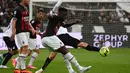 AC Milan mengukir 14 tembakan yang 3 di antaranya mengarah tepat sasaran. Sementara Spezia membuat 14 peluang dengan 3 yang tepat sasaran. (AFP/Vincenzo Pinto)