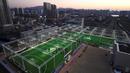 Tempat bermain futsal ini berada di atap pusat perbelanjaan kota Seoul. Dari tempat ini kita dapat menghasilkan keringat sambil menikmati landscape kota yang indah. (AFP/Jung Yeon-Je)