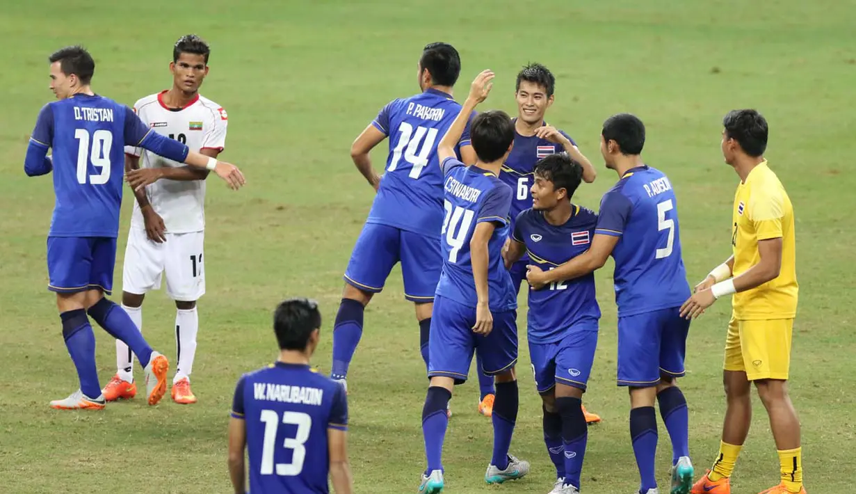 Pemain Thailand U-23 merayakan medali emas yang diraihnya setelah mengalahkan Myanmar U-23 dengan skor 3-0 di final. (Bola.com/Arief Bagus)