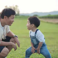 Anak laki-laki tidak selalu memiliki minat yang sama dengan ayahnya. Ia mungkin memilih olahraga berbeda, hobi yang lain, atau mengambil keputusan yang tak selalu sesuai harapan. Namun ia tetap membutuhkan cinta dan penerimaan penuh dari ayahnya agar tumbuh menjadi pribadi yang percaya diri. (foto/dok: freepik)