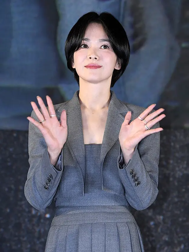 Manglingi! 6 Potret Awet Muda Song Hye Kyo dengan Rambut Tapered Bob, Pakai Outfit Mirip Seragam Sekolah
