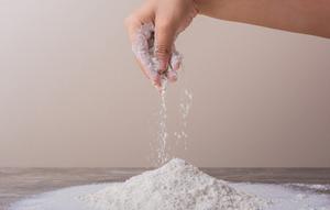 Menambahkan&nbsp;tepung beras dan tepung terigu/copyright freepik.com/azerbaijan_stockers