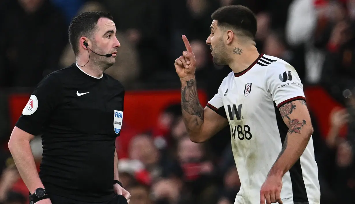 FA kemudian memberikan tambahan sanksi pada striker asal Serbia tersebut. Ia diberi tambahan sanksi larangan bermain sebanyak tiga kali karena aksinya dianggap kasar. Mitrovic juga disanksi larangan bermain dua kali karena dianggap melontarkan kata-kata bernada tidak pantas, menghina, dan mengancam pada sang wasit. (AFP/Paul Ellis)