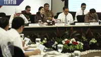 Menko PMK, Puan Maharani (kedua kiri) saat memimpin rapat koordinasi di Kementerian PMK, Jakarta, Senin (6/2). Rapat membahas mengenai program bantuan pangan non tunai. (Liputan6.com/Faizal Fanani)