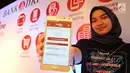 Pelajar sedang betransaksi menggunakan JakOne Mobile Bank DKI di gerai kopi pada festival seni Alpus Incredibles 6 di Jakarta (28/10). Aplikasi tersebut dapat diunduh melalui Google Play store pada android dan App Store pada IOS. (Liputan6.com/Pool/Rudi)