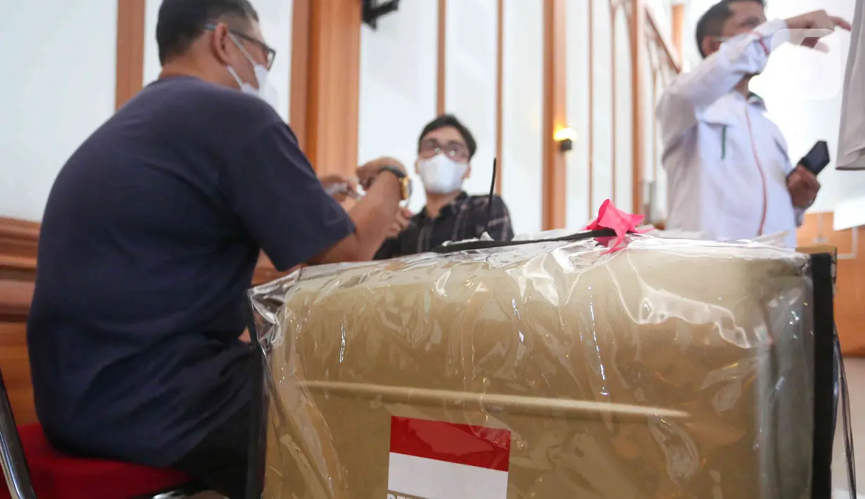 Petugas sedang merapikan koper petugas PPIH di asrama haji Pondok Gede, Jakarta, Selasa (31/5/2022). Petugas  PPIH (Petugas Panitia Penyelenggara Ibadah Haji) sebanyak di  828 orang di berangkatkan pada Rabu (1/6/2022) yang di bagi daerah kerja ke Jeddah, Madinah dan Mekkah. (Liputan6.com/Herman Zakharia)