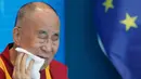 Dalai Lama mengelap wajahnya saat pidato di Dewan Eropa di Strasbourg, Perancis, Kamis (15/9). Ini adalah kunjungan Eropa pertama Dalai Lama setelah lima tahun. (REUTERS / Vincent Kessler)