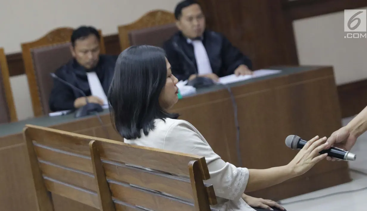 Direktur Keuangan PT Inersia Ampak Engineer (IAE), M Indung Andriani saat menjalani sidang pembacaan dakwaan di Pengadilan Tipikor, Jakarta, Rabu (20/8/2019). M Indung Andriani didakwa menjadi perantara suap untuk anggota komisi VI DPR RI, Bowo Sidik Pangarso. (Liputan6.com/Helmi Fithriansyah)
