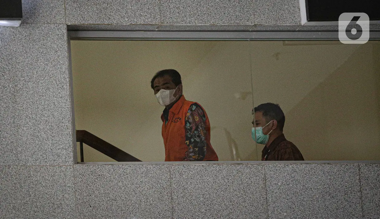 Bupati Banjarnegara Budhi Sarwono mengenakan rompi tahanan menaiki tangga di Gedung KPK, Jakarta, Jumat (24/9/2021). Bupati Banjarnegara Budhi Sarwono kembali menjalani pemeriksaan terkait kasus dugaan korupsi proyek infrastruktur. (Liputan6.com/Faizal Fanani)