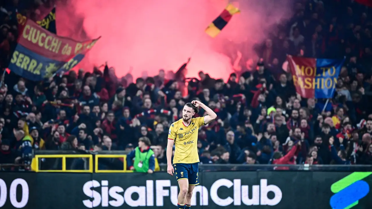 Foto: Aksi Suporter Genoa saat Jamu Inter Milan pada Laga Lanjutan Liga Italia, I Rossoblu Sukses Tahan Imbang 1-1