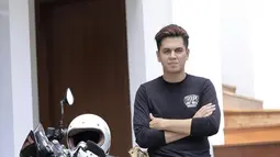 Aktor kelahiran 28 Juli 1993 ini kerap memamerkan potret liburannya bersama motor kesayangannya. Pemain 'Heart Series' ini rela merogoh kocek hingga ratusan juta rupiah untuk hobinya tersebut. Selain menjadi hobi, mengendarai motor dinilai lebih praktis dari mobil.(Liputan6.com/IG/@kevinjulio1993)