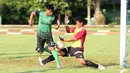 Pemain PS TNI, Tambun Naibaho mencoba menceatk gol dengan gaya backhil saat melawan Uni Papua pada laga uji coba di Mako Kostrad, Cilodong, Jawa Barat, (14/7/2016). (Bola.com/Nicklas Hanoatubun)