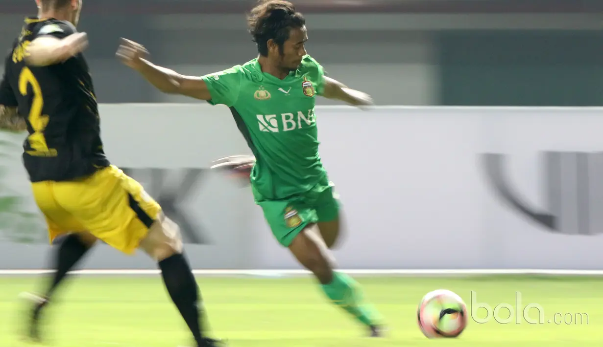 Aksi pemain Bhayangkara FC, Ilham Udin Armayin (kanan) saat melepaskan tembakan melewati adangan pemain Barito Putra pada Liga 1 2017 di Stadion Patriot, Bekasi, Selasa (4/7/2017). Barito menang 1-0. (Bola.com/Nicklas Hanoatubun)