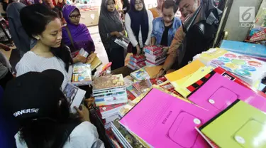 Sejumlah warga membeli buku di Pasar Kebayoran Lama, Jakarta, Rabu  (5/7). Menjelang tahun ajaran baru permintaan perlengkapan sekolah meningkat. (Liputan6.com/Angga Yuniar)