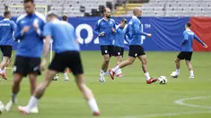 Para pemain Slovenia menghadiri sesi latihan MD-1 menjelang pertandingan Grup C UEFA Euro 2024 di base camp tim di Wuppertal, Rabu (19/6/2024). (KENZO TRIBOUILLARD / AFP)