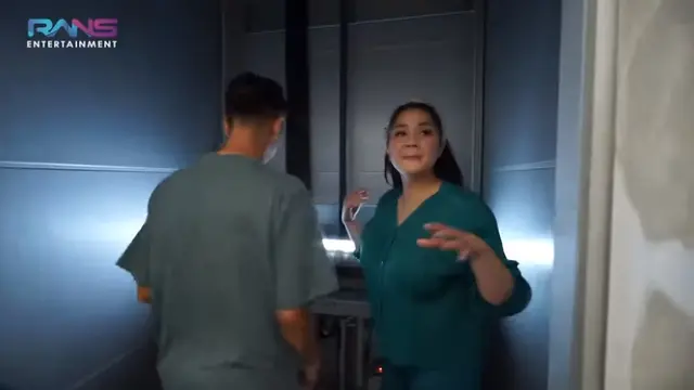 Raffi Ahmad dan Nagita Slavina mencoba lift di rumahnya. (Foto: YouTube Rans Entertainment)