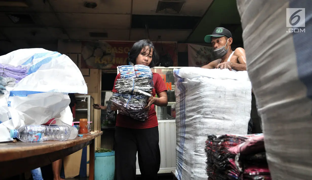 Pedagang mengevakuasi barang dagangan usai terjadinya kebakaran di Gudang baju blok C Pasar Tanah Abang, Jakarta, Senin (22/4). Sebanyak 20 unit mobil pemadam kebakaran dikerahkan untuk memadamkan api pada kebakaran yang terjadi di lantai 3 pasar tersebut. (merdeka.com/ Iqbal S. Nugroho)