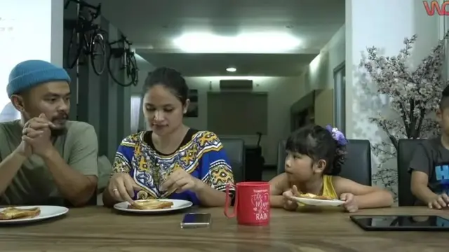 Meja Makan Minimalis dengan Sentuhan Nuansa Kayu yang Menambah Keasrian Dapur