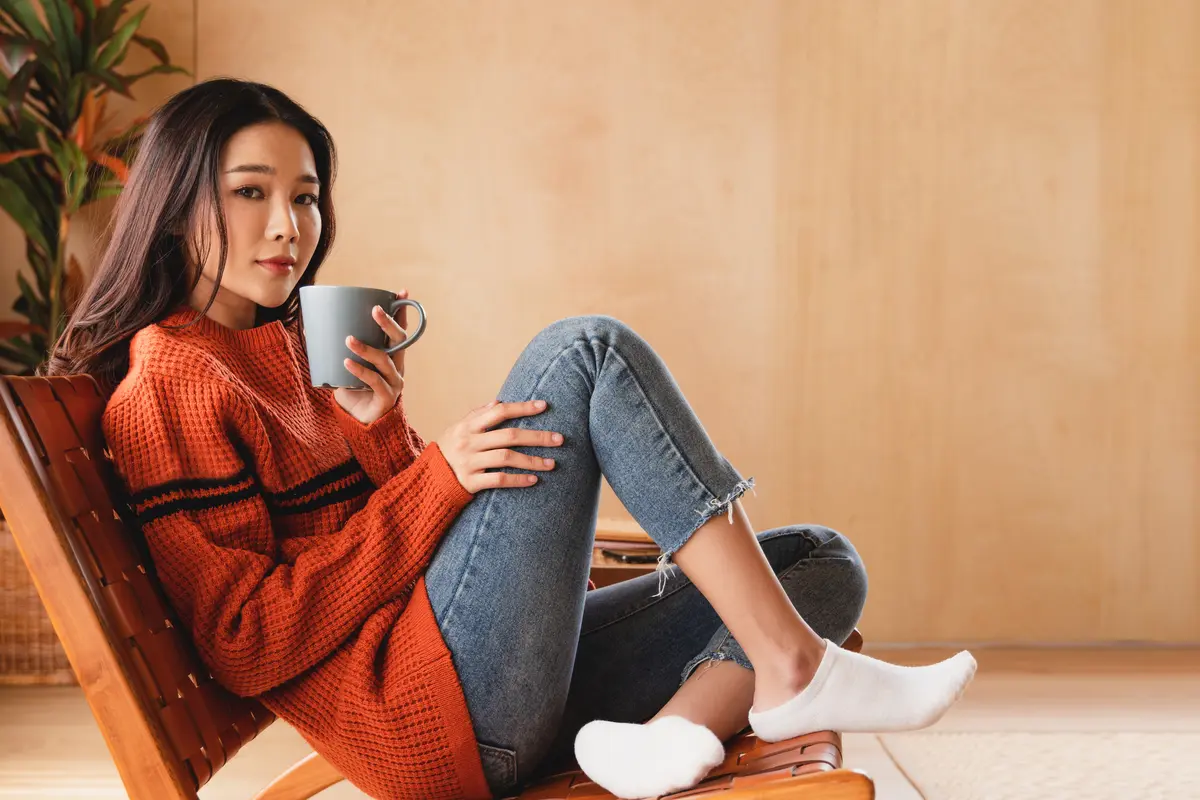 perempuan dan minum teh duduk