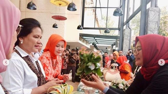 Berdiri sejak 2017, UKM Hijau Daun Indonesia merupakan perusahaan yang bergerak dibidang jual beli tanaman hias terutama kokedama, aksesori tanaman hias, seperti pot semen, standing pot, pot keramik, dan pot teracota.(Foto: Instagram Hijau Daun Indonesia)