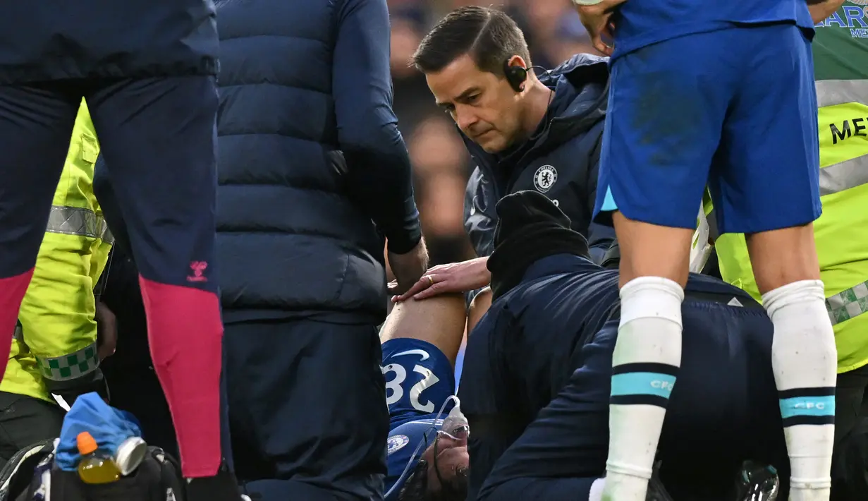 <p>Bek Chelsea, Cesar Azpilicueta dibawa keluar lapangan dengan tandu oleh staf medis setelah cedera terkena tendangan salto penyerang Southampton, Sekou Mara selama pertandingan Liga Inggris di Stamford Bridge di London (18/2/2023). Setelah ditangani tim medis The Blues selama sembilan menit, pemain asal Spanyol itu akhirnya sadar dan ditandu keluar lapangan. (AFP/Glyn Kirk)</p>