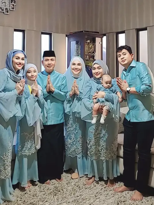 Busana baby blue tersebut dibuat oleh desainer ternama Yanti Adeni. Ayu Ting Ting melengkapi penampilan mengenakan kerudung dan manset warna senada.  Credit: Instagram (@ayutingting92)