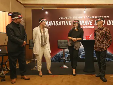CEO Landscape Indonesia Agus Sari, Lingkar Temu Kabupaten Lestari Gita Syahrani, Head of Group Strategic Marcomm PT Bank DBS Indonesia Mona Monika, Direktur Yayasan Inisiatif Dagang Hijau Fitrian Ardiansyah dan Co-founder CSRI Jalal berbnicang pada DBS Asian Insights Conference 2020 di Jakarta.