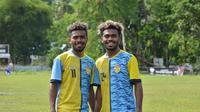 Kembar identik PSM Makassar, Yakob dan Yance Sayuri. (Bola.com/Abdi Satria)