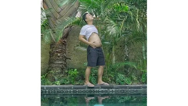 6 Gaya Foto Raditya Dika Ini Kocak Banget, Sempat Jadi Tren