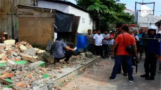 Tembok sebuah sekolah di Pekanbaru, Riau mendadak runtuh. Kejadian ini membuat dua orang tewas dan beberapa lainnya luka-luka.