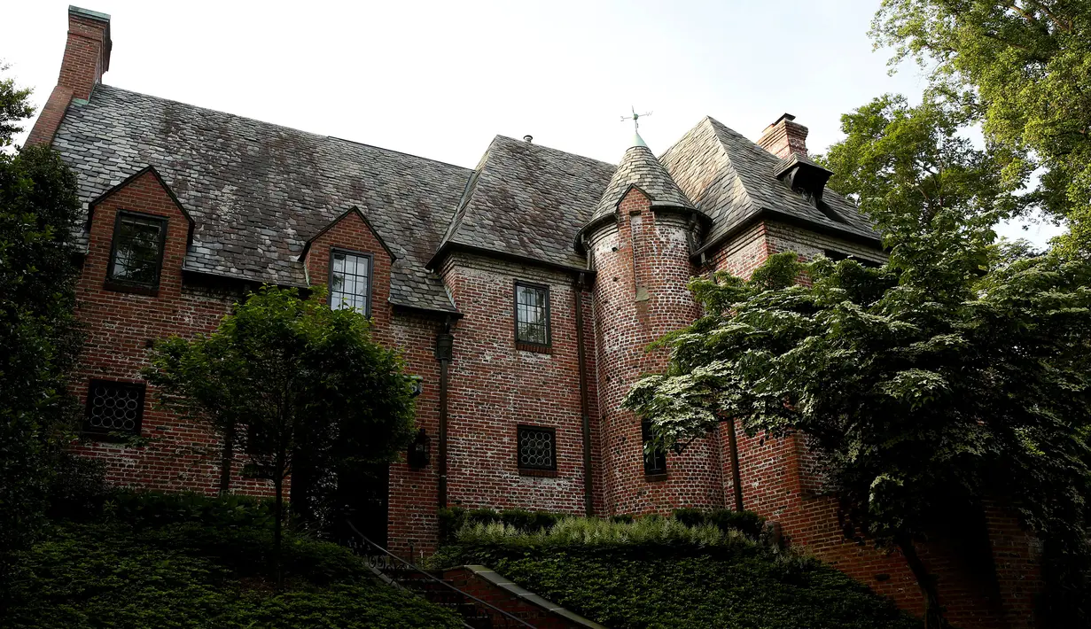 Penampakan rumah yang akan disewa Barack Obama usai pensiun menjadi Presiden AS, di sebelah barat laut Washington, Kamis (26/5). Rumah seluas sekitar 3.000 meter persegi itu memiliki sembilan kamar tidur serta delapan kamar mandi. (REUTERS/Gary Cameron)