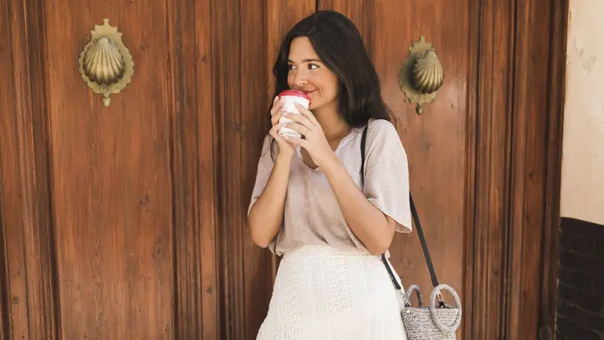 wanita mei tersenyum cantik