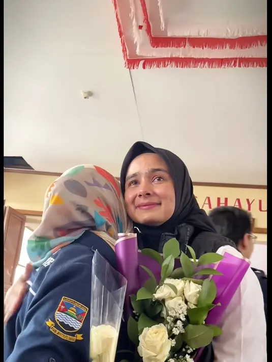 Dalam acara tersebut, pemeran dalam sinetron Cinta yang Beda itu juga sekaligus berpamitan karena hari tersebut merupakan hari terakhir sang suami menjabat sebagai Bupati Bandung Barat. [Instagram/sonyafatmala]
