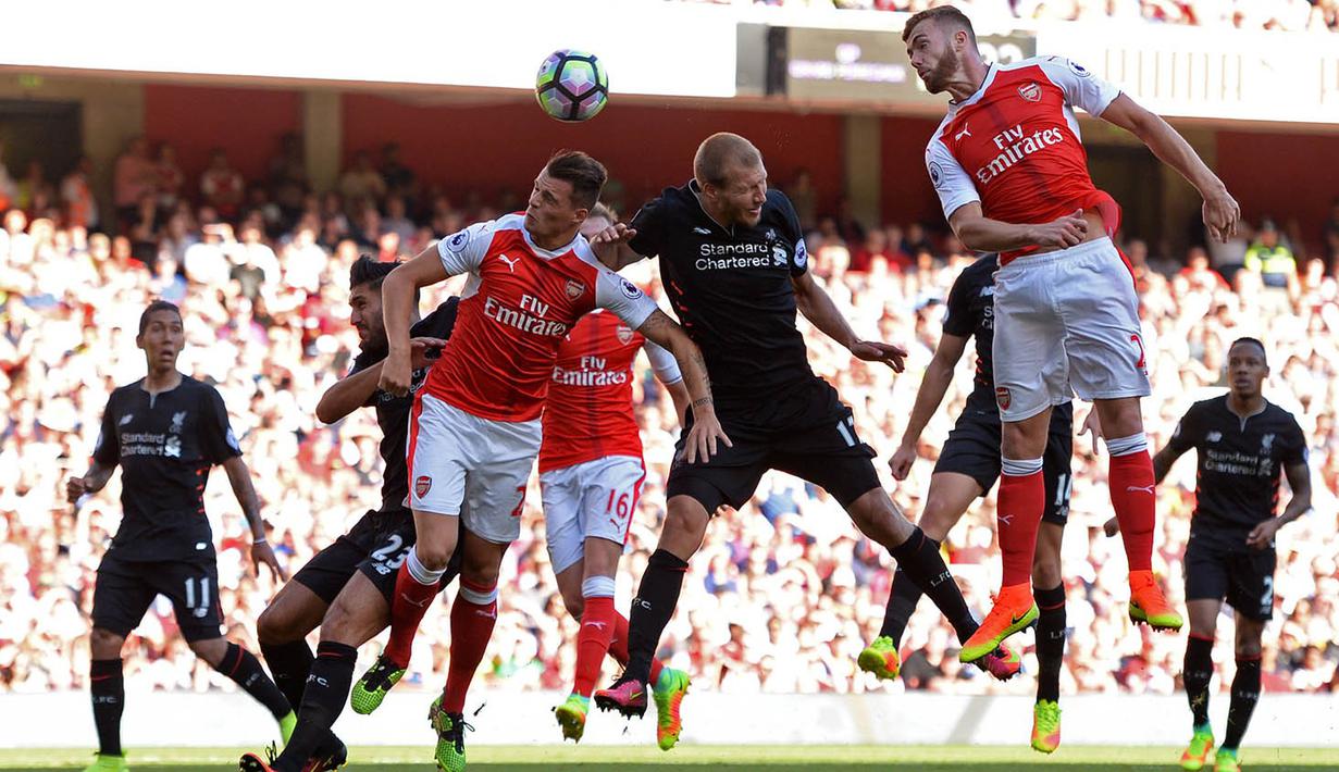 Proses terjadinya gol yang dicetak bek Arsenal, Cullum Chambers, ke gawang Liverpool. Gol ini membuat kedudukan menjadi 3-4 dan bertahan hingga wasit meniup peluit panjang. (Reuters/Tony O'Brien)